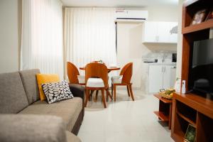 a living room with a couch and a table with chairs at El Hogar de Olguita - Departamento Balcón in Tarapoto