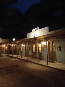 un hotel con un cartello sopra di esso di notte di Oldtown Chihuahua a Punta del Este