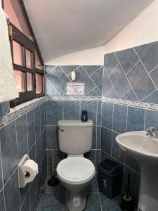 un baño con inodoro y lavabo en Nido del Altillo, en Tarija