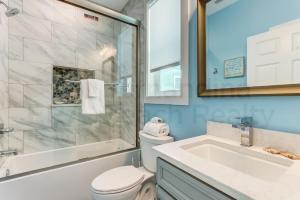 Bilik mandi di Dog Friendly - Ocean Views - Across the Street from Ocean +50 gambar