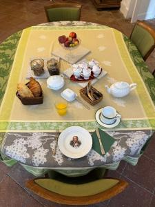 Una mesa con un plato de comida encima. en Chambre d'hôtes Villa Santina, en Piquecos