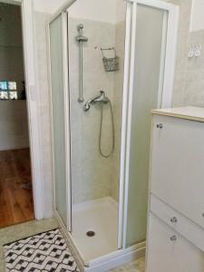 een douche met een glazen deur in een badkamer bij Appartamento luna, vicino centro storico in Spilimbergo +18 foto's