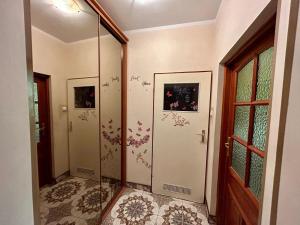 TV a/nebo společenská místnost v ubytování Forest Castle + 23 fotografií