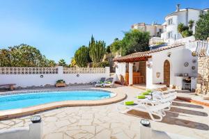 Πισίνα στο ή κοντά στο Villa Colbryca by Villa Plus