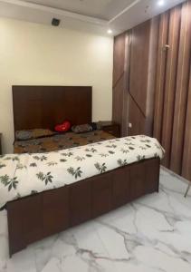a bedroom with a bed with a wooden head board at Cozy 1 Bed Studio on Canal Rd in Dargai
