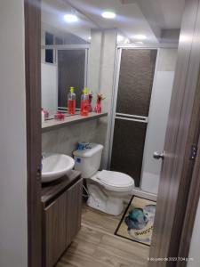 Ένα μπάνιο στο Apartamento vacacional con parqueadero y piscina