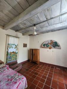 a bedroom with a bed and a wooden ceiling at Le bon coin "El Buen Rincon" in Taganga