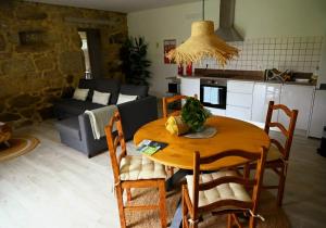 a kitchen and dining room with a table and chairs at Casa de Suelas in Lavradas