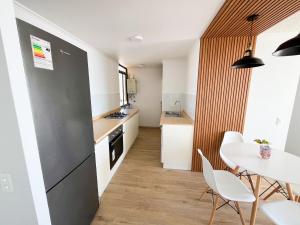 a kitchen and dining room with a table and chairs at Departamento cerca de Cavancha Estacionamiento incluido in Iquique