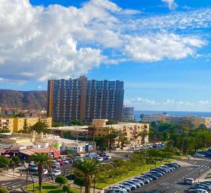una ciudad con un estacionamiento y un gran edificio en Casa Valdes Los Cristianos Center, en Los Cristianos
