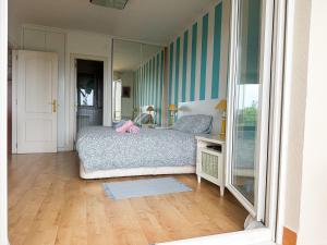 a small bedroom with a bed and a window at Apartamento en la playa de Mogro con parking privado in Mogro