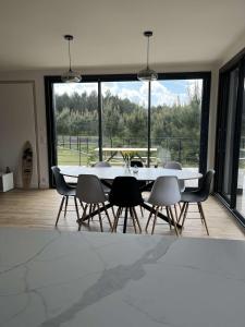 Φωτογραφία από το άλμπουμ του Beautiful house with a hot tub and garden σε Bias