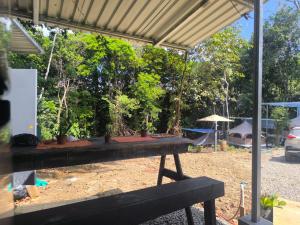 Taman di luar Sloth View Glamping