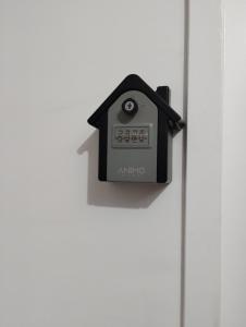 a lock on a door with a house on it at Cantinho do descanso in Bertioga