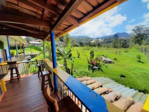 einen Balkon eines Hauses mit Blick auf ein Feld in der Unterkunft ECOXPLORA-Casa de campo in Jardin