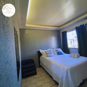 a bedroom with a bed with white sheets and a window at COP 30 - Imóvel Próximo ao Aeroporto e ao Hangar - 02 in Belém