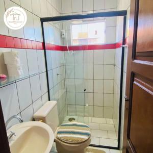 a bathroom with a shower with a toilet and a sink at COP 30 - Imóvel Próximo ao Aeroporto e ao Hangar - 02 in Belém