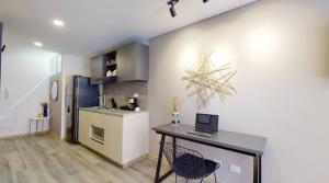 cocina con escritorio y ordenador portátil en SecreT Top 85, en Bogotá