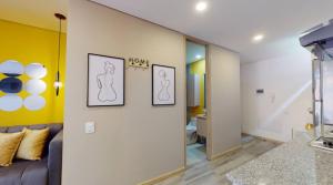 sala de estar con sofá y 2 dibujos en la pared en SecreT Top 85, en Bogotá 11 fotos más
