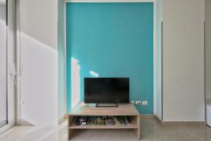 a tv sitting on a table in a room at Magnolie A47, 6 posti vicino al mare in Eraclea Mare