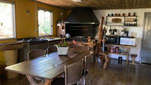 Η κουζίνα ή μικρή κουζίνα στο Refúgio Fortal