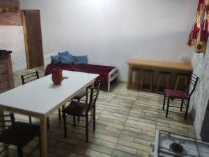 una habitación con mesas y sillas y un sofá en Tu Loft centrico, en San Rafael