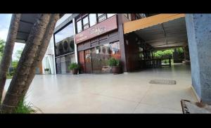 een lege binnenplaats van een gebouw met een boom bij Lago sul - Daher in Brasilia