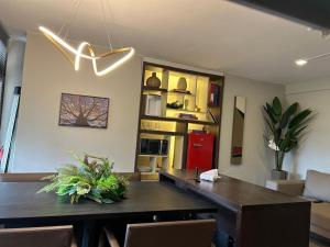 een eetkamer met een tafel en een rode koelkast bij Lago sul - Daher in Brasilia