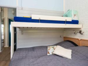 1 cama en una habitación con un estante encima en 4 star holiday home in Aabenraa, en Aabenraa 29 fotos más