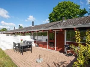 una casa con una mesa y sillas en un patio en 4 star holiday home in Aabenraa, en Aabenraa