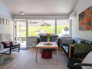 una sala de estar con un sofá y una mesa en 4 star holiday home in Aabenraa, en Aabenraa