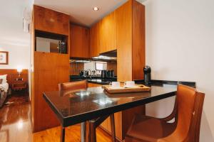 A kitchen or kitchenette at Time Select - Elegant Apartments