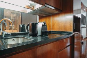 A kitchen or kitchenette at Time Select - Elegant Apartments
