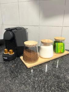 Příslušenství pro přípravu čaje a kávy v ubytování Yellow Emerald