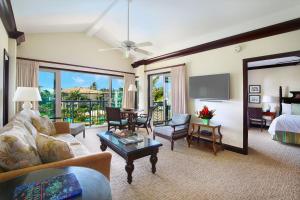 Giường trong phòng chung tại Waipouli Beach Resort Penthouse Exquisite Ocean & Pool View Condo! +26 ảnh