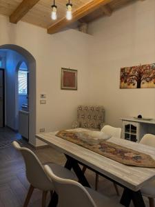 a dining room with a table and chairs at Rosa Life House in Gasponi +28 photos