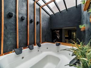 Ένα μπάνιο στο One Apartments Lleras