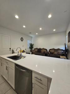 une cuisine avec un évier et un salon dans l'établissement genie palace at statefarm stadium, à Phoenix