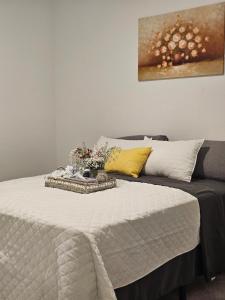 - un lit avec une couverture et des oreillers dans l'établissement genie palace at statefarm stadium, à Phoenix