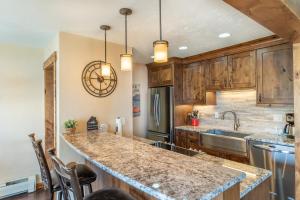 una cucina con armadi in legno e un grande piano di lavoro di Lake Cliffe 303 Building E By Summit County Mountain Retreats a Dillon