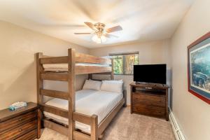 una camera con letto a castello e TV a schermo piatto di Lake Cliffe 303 Building E By Summit County Mountain Retreats a Dillon Altre 32 foto