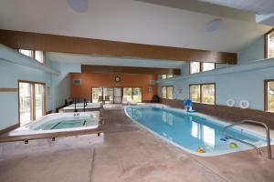 una grande piscina coperta con vasca idromassaggio di Lake Cliffe 303 Building E By Summit County Mountain Retreats a Dillon
