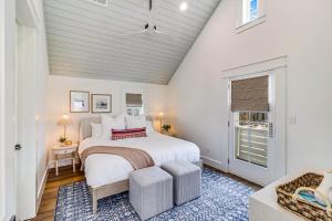 Un dormitorio blanco con una cama y una ventana. en Barefoot Bungalow 220 ESC-A, en Mustang Beach 55 fotos más