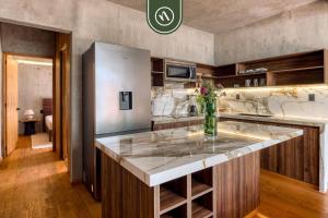 Η κουζίνα ή μικρή κουζίνα στο Luxury 2 BR Condo in Downtown - AC - Peaceful