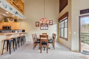 Una cocina y un comedor con mesa y sillas. en Breckenridge Condo with Sauna & Hot Tub Access, en Breckenridge 31 fotos más