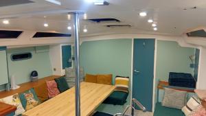 a living room with a table and a couch at LUNA BAY, voilier 3 cabines 2 sdb en ville in Sète