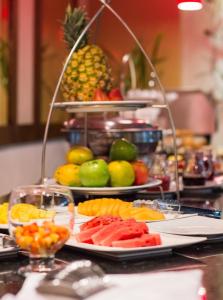 um buffet de frutas e vegetais numa mesa em Novelty Suites Hotel em Medellín