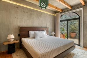 Ένα ή περισσότερα κρεβάτια σε δωμάτιο στο Luxury 3 BR House in Downtown - AC - Peaceful