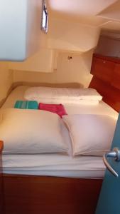 two beds in a small room on a boat at LUNA BAY, voilier 3 cabines 2 sdb en ville in Sète