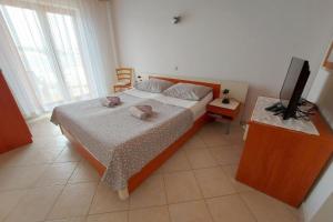 Łóżko lub łóżka w pokoju w obiekcie Apartments by the sea Stara Novalja, Pag - 13938